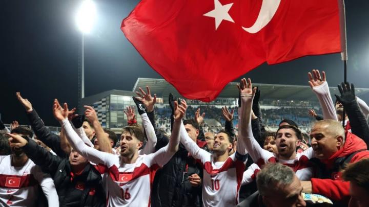 বিশ্বকাপের টিকিট কেটে উল্লাসে মাতোয়ারা তুরস্ক। ছবি : ওয়েবসাইট